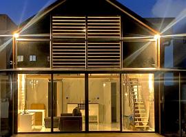 Luxury Home with Garden Oasis, cabin in Quatre Bornes
