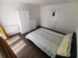 City Apartment Sleeps 4 with Garden