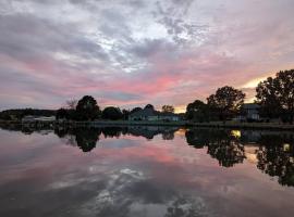 Relaxing Retreat on the Hudson, hotel v destinaci Woolford