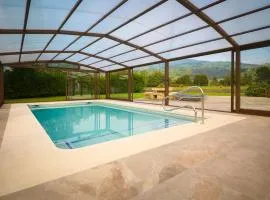 Piscina climatizada y cubierta 365 dias en Casa Rural con Encanto El Puentuco una de las casas mas valoradas de Cantabria