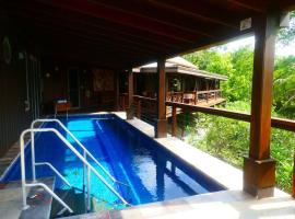 Villa Divina at Framadani estate - Jungle villa with a pool, hotel con estacionamiento en San Ignacio