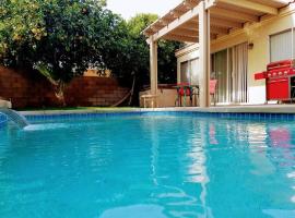 Good Times and Tan Lines on Palmwood Drive, hotel Indióban