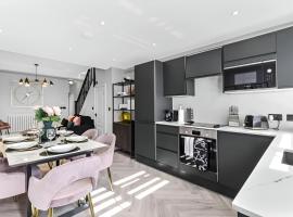 The Ultimate Hangout 4BR Modern House with Garden, ξενοδοχείο σε Enfield Lock