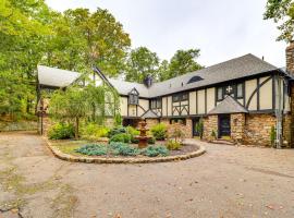 Hot Tub and Mtn Views Expansive Hazleton Retreat, hotel v destinaci Hazleton