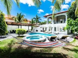 Barefoot Beachfront, Pool, Surf & Private Casita
