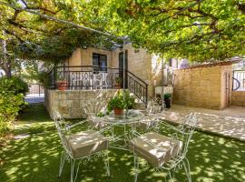 JP Pool House, hotel com piscinas em Trimiklini