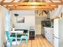 Sunny Days Tiny House with private entrance, pool and view、ウェストコビーナのタイニーハウス