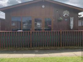 2 Bed Chalet Sleeps 6 - Pets Near Beach Parking, hotel in Mablethorpe