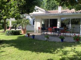 Idéalement situé - superbe jardin - 200m plage, hotel i Andernos-les-Bains