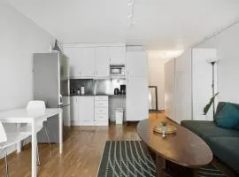 Super Central Studio near Train and Buss