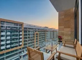 Dream Inn - 2 Bedroom Apartment with Balcony & Pool Access, Azizi Riviera