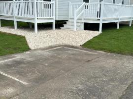 35 Beach Grove - Craig Tara, khu glamping ở Ayr
