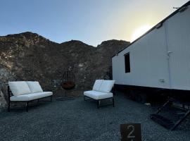 The Out, hotel in Sinādil