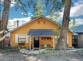 Eagle's Nest - Hot Tub, Deck & Prime Location cabin
