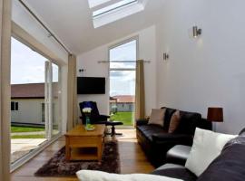Lovely 2 Bedroom Holiday Chalet near Sidmouth, hotel in Sidmouth