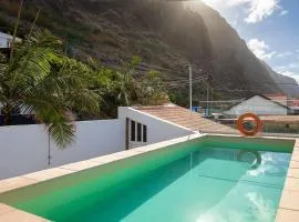 villa com piscina entre o mar e as montanhas