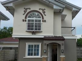 2 bedrooms 2 toilet and bath furnished house in Royal Palms Tres Dauis Bohol, hotel v destinaci Dauis
