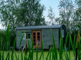 Lakeside Shepard's Hut 'Sanderling'
