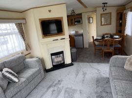 Coastal Caravan in Solva, hotel in Haverfordwest