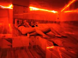 Beach house BellaVista with hot pool, hotel u Trogiru