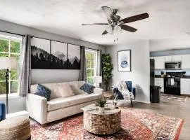 Modern decor, Hot Tub, Fire Pit & River Access!