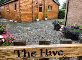 The Hive - A Cosy, Pet Friendly, Rural Log Cabin with far reaching views, khách sạn ở Worcester