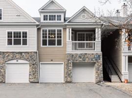 Spacious Apt with Private Balcony, hotel in Waltham