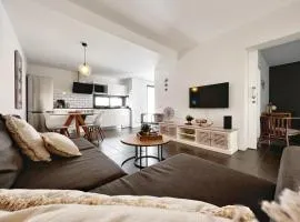 Vibrant Apartment with Great Views