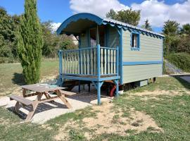 Roulotte du Touton avec jacuzzi, Villa in Preignan