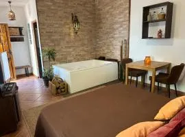 Romántico estudio rodeado de naturaleza con jacuzzi gigante