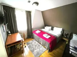 Doppelzimmer, eigenes Bad, stadtnahe, ruhig, Airport nahe!