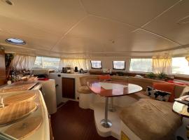 Catamaran Corto Maltese III, barco em Lisboa