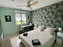 Chambre chez Delphine et Guillaume salle de bain et wc commun