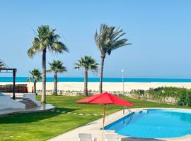 فيلا7غرف اول صف على البحر بحمام السباحة مارينا 5 الساحل الشمالي العلمين, hotel in El Alamein