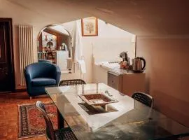 Suite in Open Space con Jacuzzi in Villa Iris, Parcheggio Privato in Giardino, in Centro Città