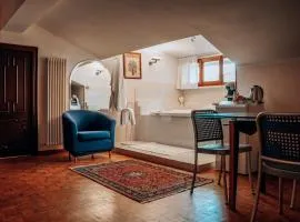 Suite in Open Space con Jacuzzi in Villa Iris, Parcheggio Privato in Giardino, in Centro Città
