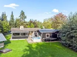 Three-Bedroom Holiday Home In Vaggerlose