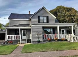 Spacious 4 BR 2BA Home with Bar and Fenced Yard, hotel v destinaci Ironwood