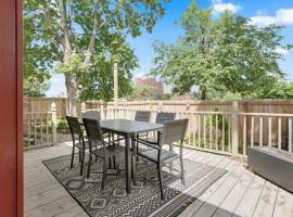 City Oasis Awaits Cozy DT Home With Hot Tub Vikings, Hotel in Minneapolis