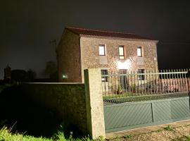 Casa Rural con barbacoa y juegos, ξενοδοχείο σε Negreira