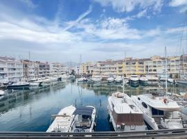 Apartamento A Frente del Canal con Terraza, Hotel in Empuriabrava