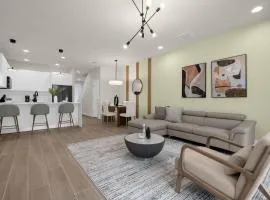 Upstay - Townhouse with Private Pool and Foosball