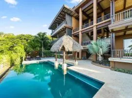 Spacious 4 Bedroom Condo Pool