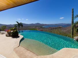 Luxury Villa, Infinity Pool & Ocean Views, hotel a Potrero