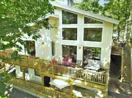 Charming Lakefront Getaway with Hot Tub & Game Room Perfect for Families!