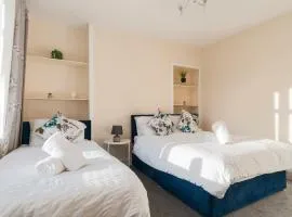 2 Bed Property, sleeps 5, free parking, near city centre