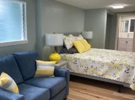 Newly renovated 1 bedroom with air conditioning and kitchenette