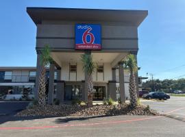 Studio 6 Alvin, TX, hotel v destinaci Alvin
