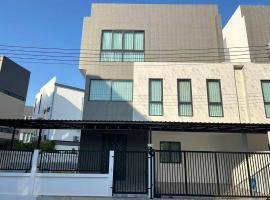 Baan Pool Villa Chonburi, hotel v destinaci Chonburi