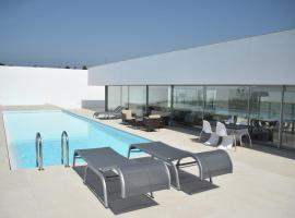 Modern Villa in Óbidos Lisbon with garden and pool, hotel a Vau